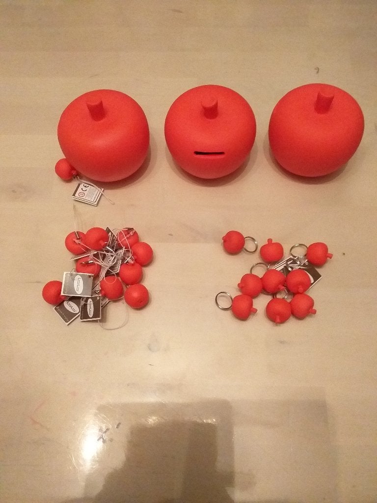 Appel pompom koraal /rood van BB collectie UITVERKOOP, Ophalen of Verzenden, Nieuw, Kraamcadeau