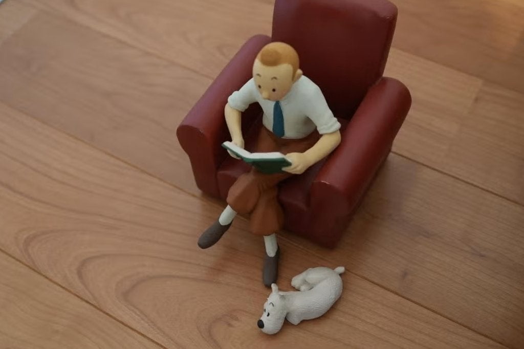 Tintin dans une chaise rouge avec bobbie - Signé, Enlèvement, Tintin, Comme neuf, Statue ou Figurine