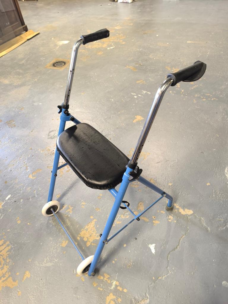 Déambulateur à 2 roues avec tablette, Divers, Déambulateurs, Enlèvement