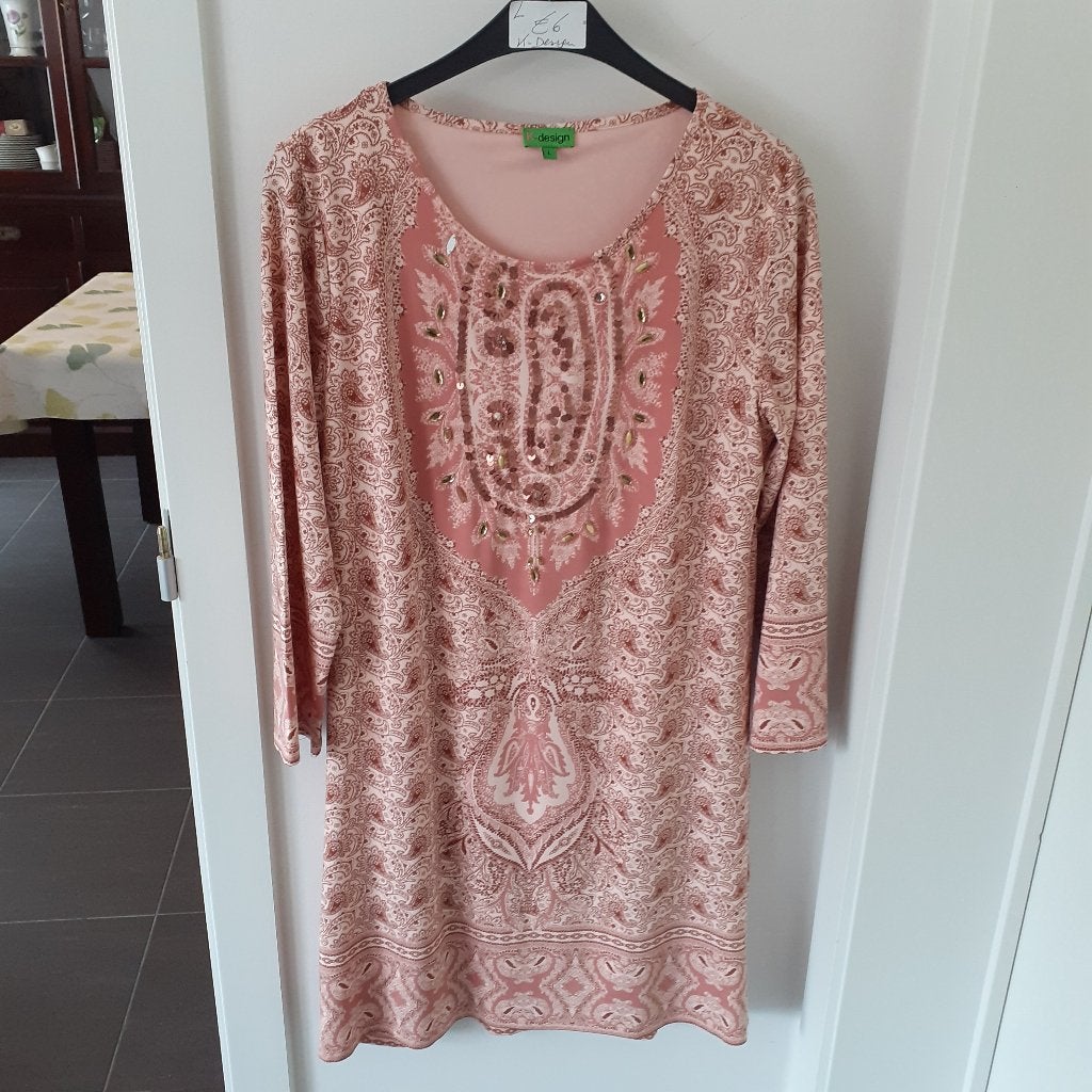 K-DESIGN Recht kleedje met steentjes Maat: L Prijs: € 6, Vêtements | Femmes, Robes, Porté, Taille 42/44 (L), Rose, Longueur genou