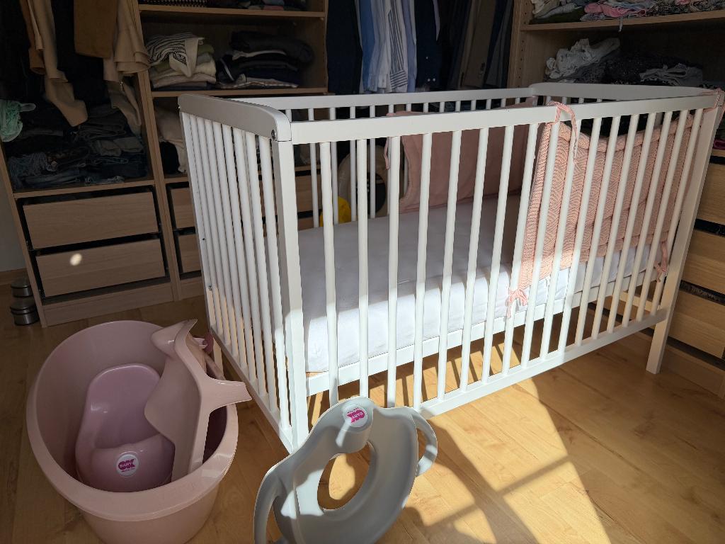 Kinderbedje met allerlei toebehoren, Ophalen, Zo goed als nieuw, Matras