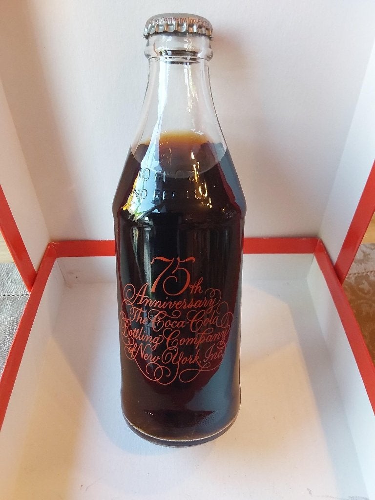 Coca-Cola FLES 75 TH ANNIVERSARY NEW YORK COMPANY, Verzamelen, Ophalen of Verzenden, Zo goed als nieuw, Gebruiksvoorwerp