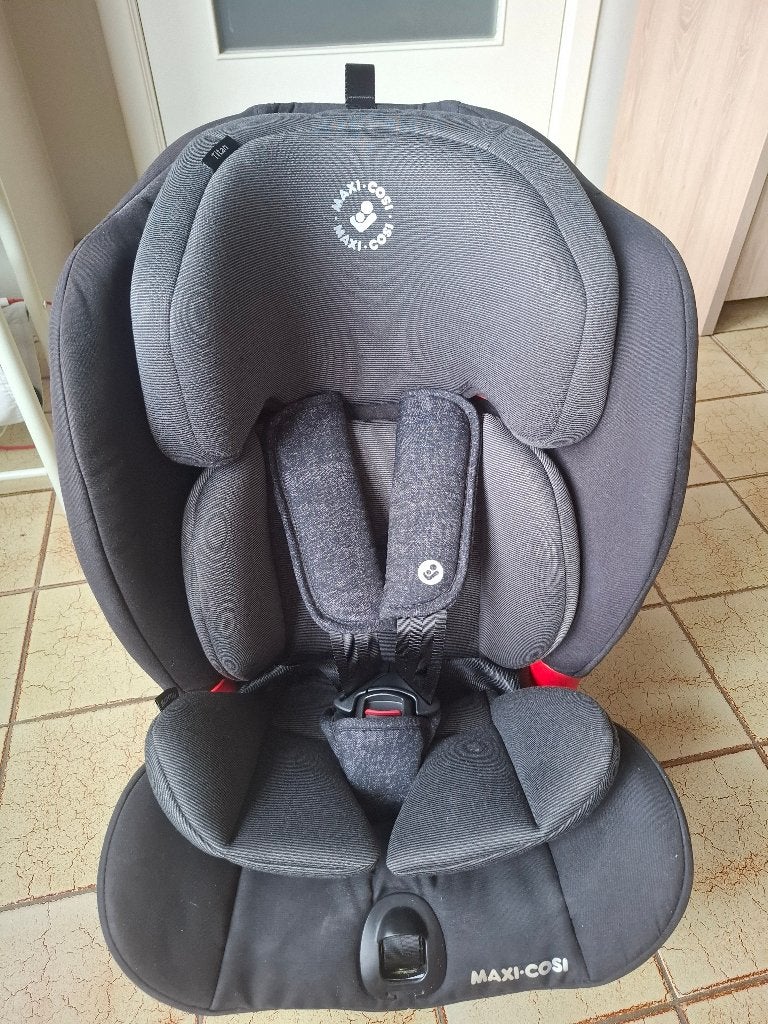 Maxicosi Titan Nomadblack, Ophalen, Zo goed als nieuw, Isofix, Slaapstand