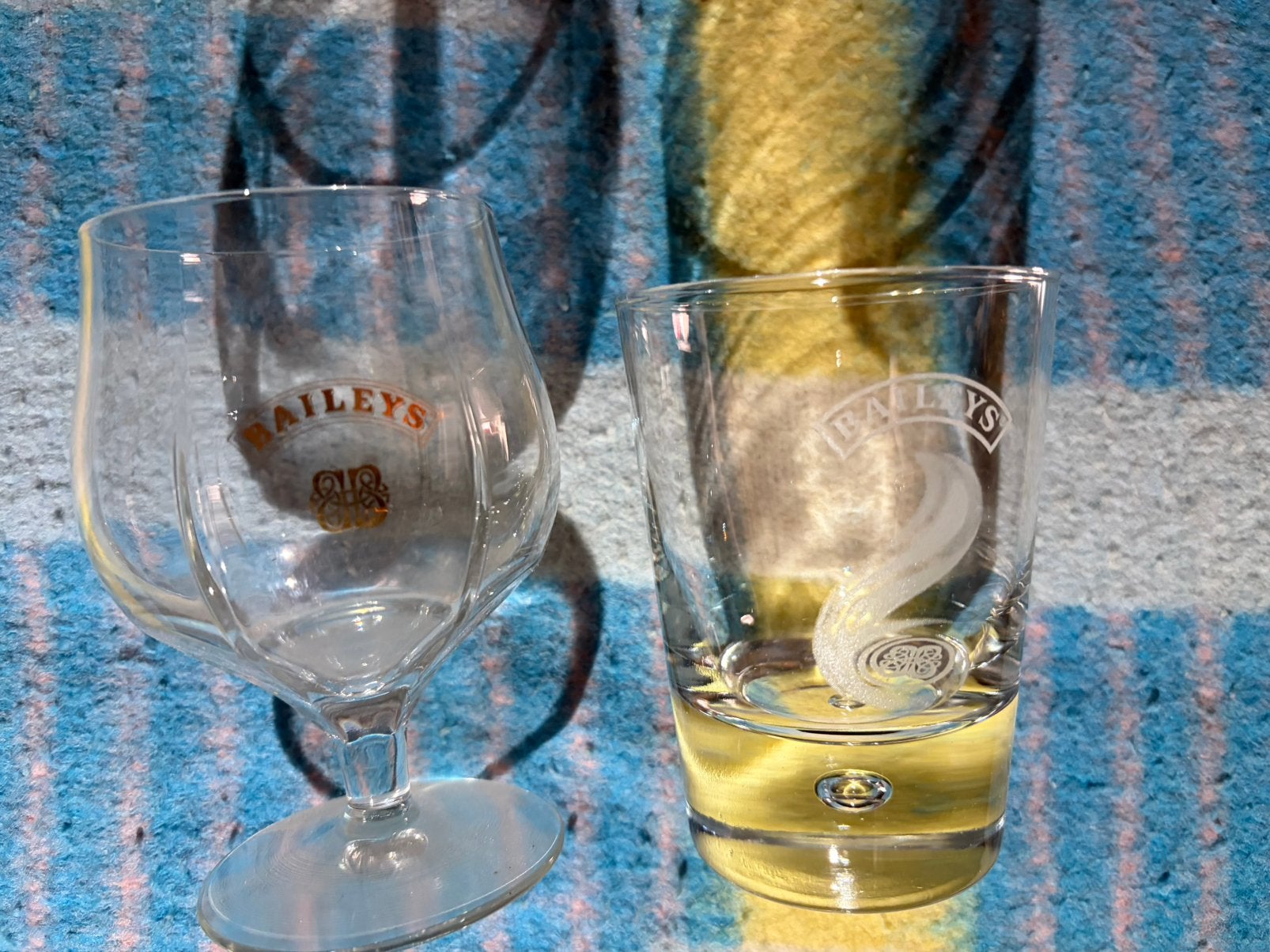 2 verschillende Baileys glazen, Verzamelen, Ophalen, Zo goed als nieuw, Borrel- of Shotglas