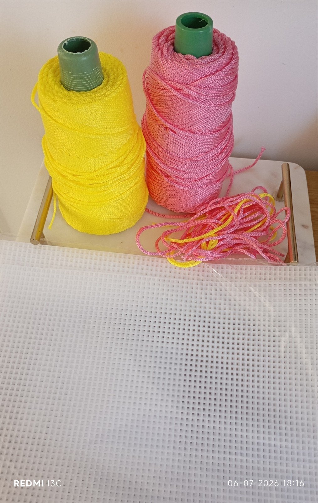 7 toiles en plastique avec fil rose et jaune, Hobby & Loisirs créatifs, Enlèvement, Neuf