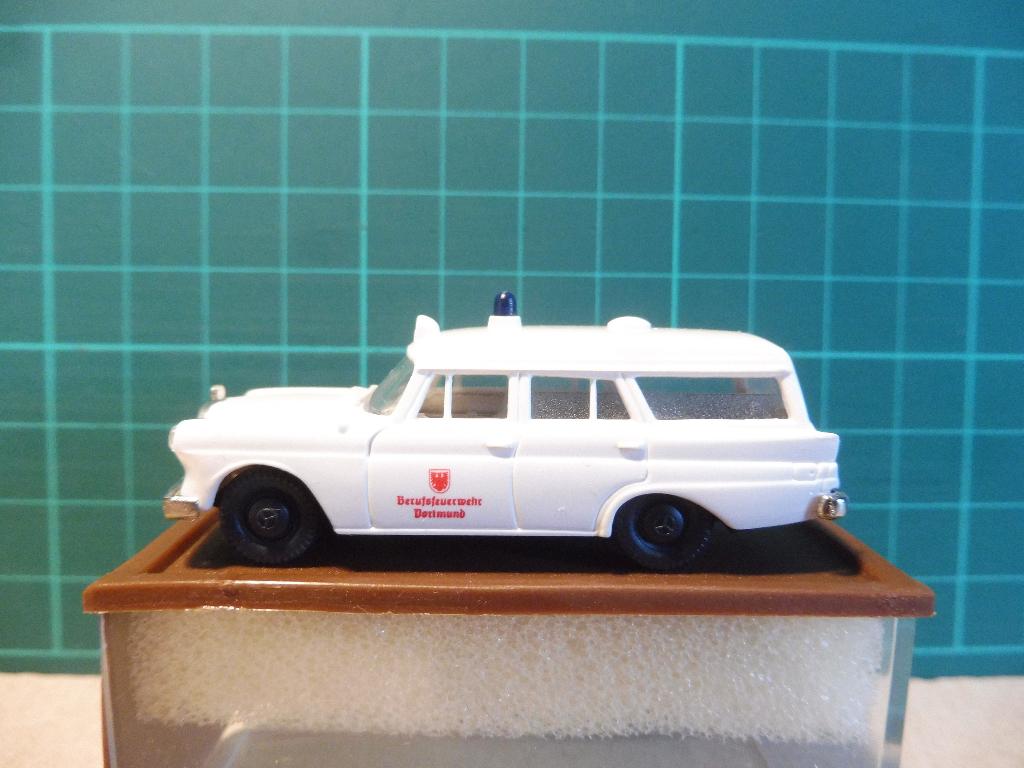 1:87 Brekina Mercedes 190 Kombi W110 Ambulance Dortmund, Enlèvement ou Envoi, Comme neuf, Voiture, Brekina