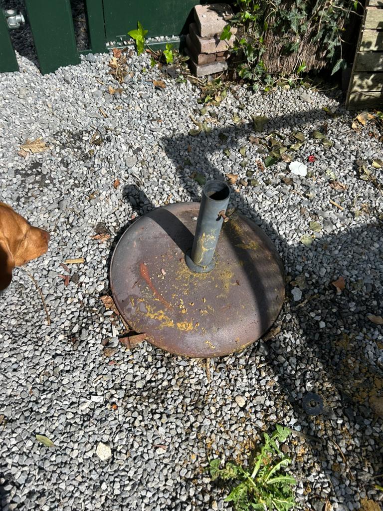 A donner sur Huy, pied de parasol en béton, Enlèvement, Utilisé, Parasol sur pied
