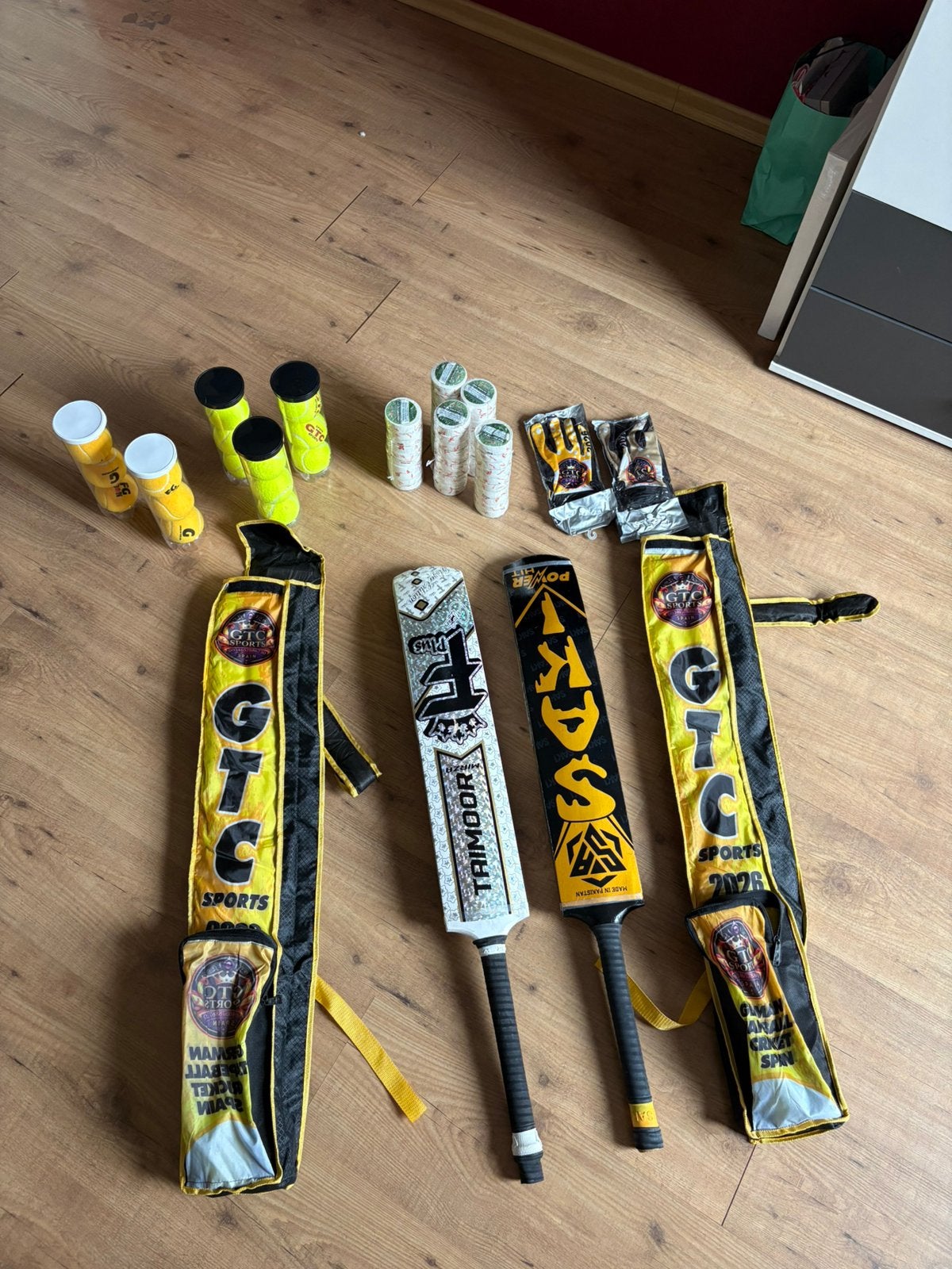 Kit de cricket complet — 2 battes, balles, sacs à gants, Enlèvement ou Envoi, Comme neuf