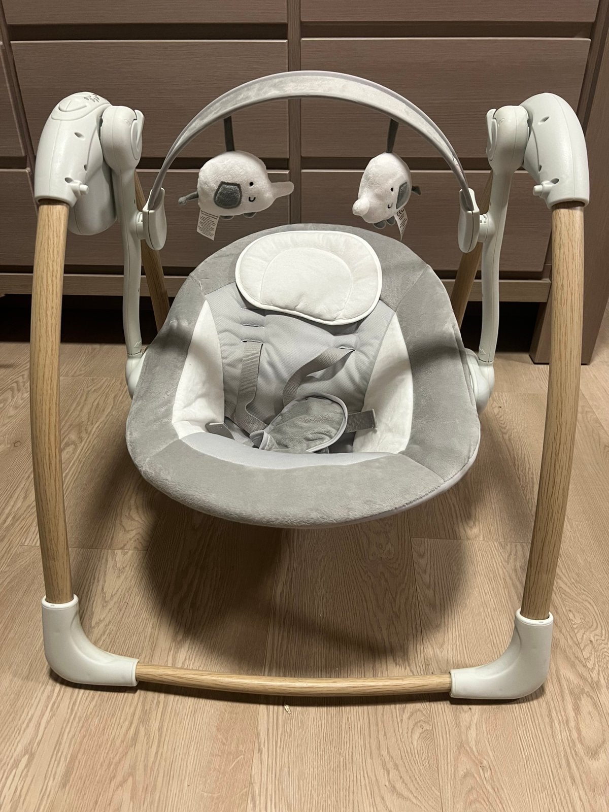 Elektrische babyschommel, Kinderen en Baby's, Wipstoeltjes, Ophalen, Zo goed als nieuw, Met gordel(s) of riempje(s)