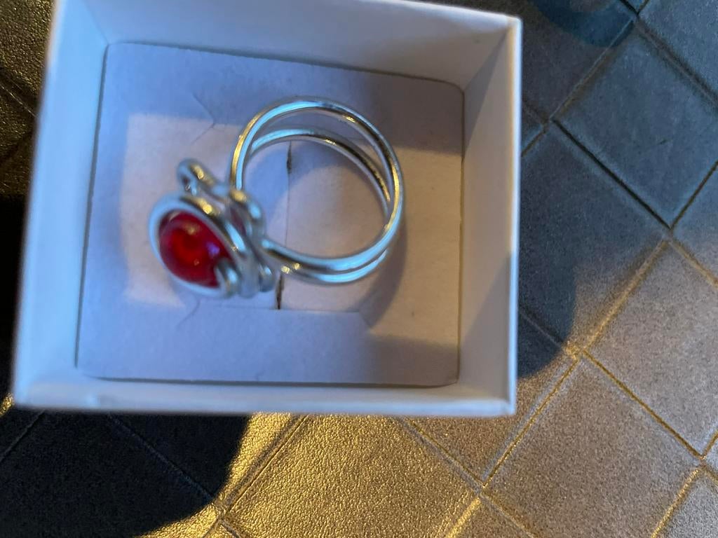 Ring met rode steentje zilver, Handtassen en Accessoires, Piercings, Ophalen, Zo goed als nieuw, Zilver