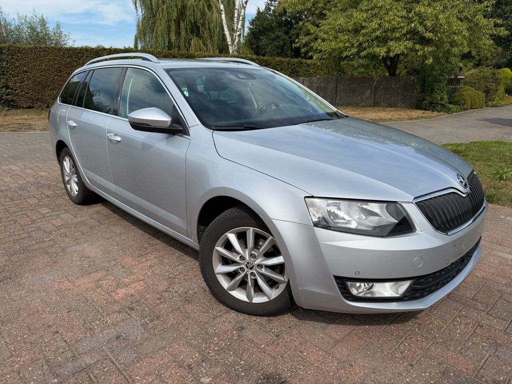 Skoda Octavia Break automatique 1.6 TDI, Autos, Skoda, Achat, Euro 6, Entreprise, Carnet d'entretien