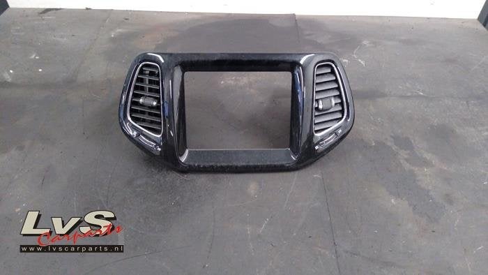 Grille aération tableau de bord d'un Jeep Compass, Jeep, -, 3 mois de garantie, Utilisé