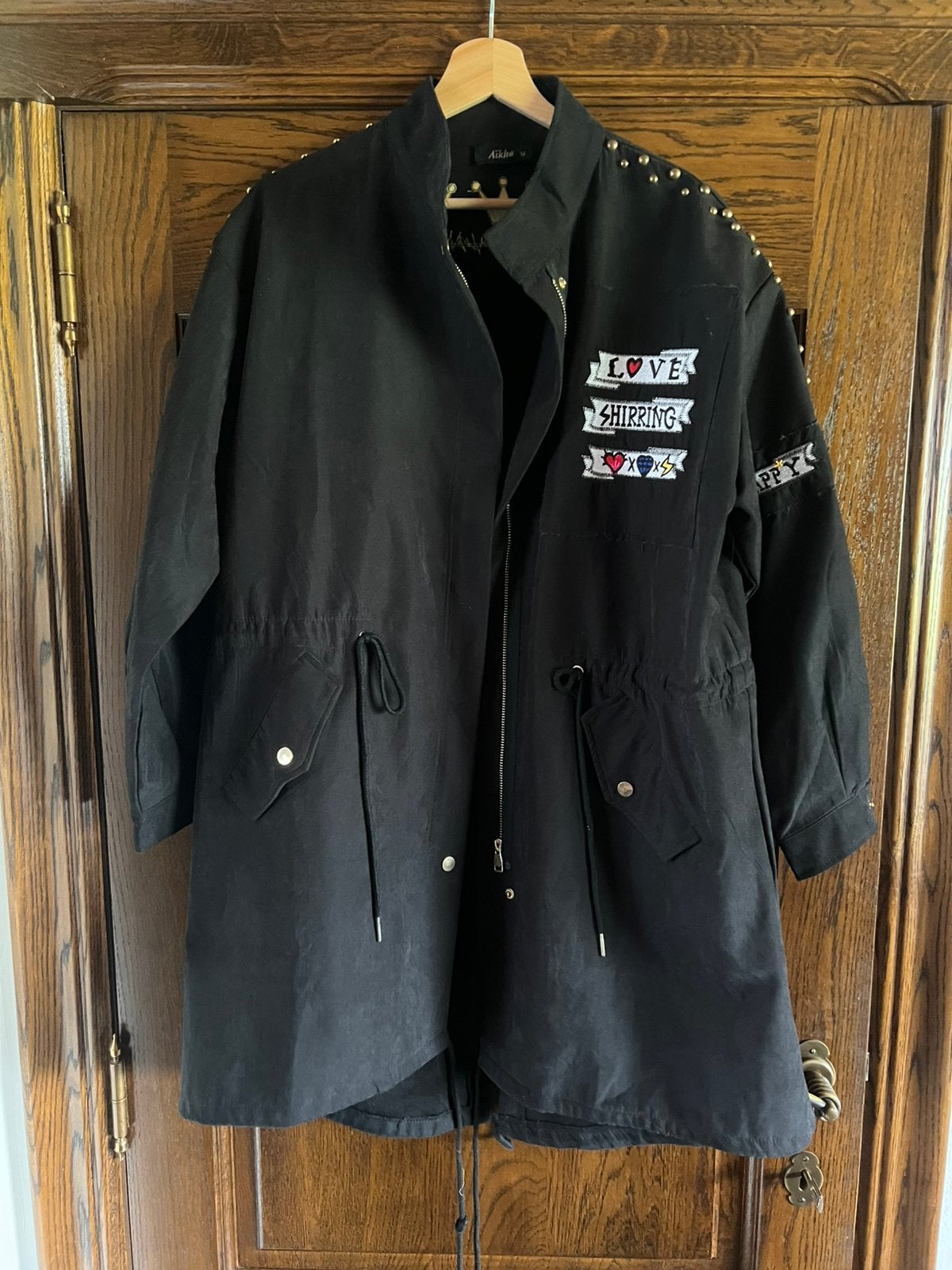 Te koop Aikha jas, Ophalen, Zo goed als nieuw, Maat 42/44 (L), Zwart