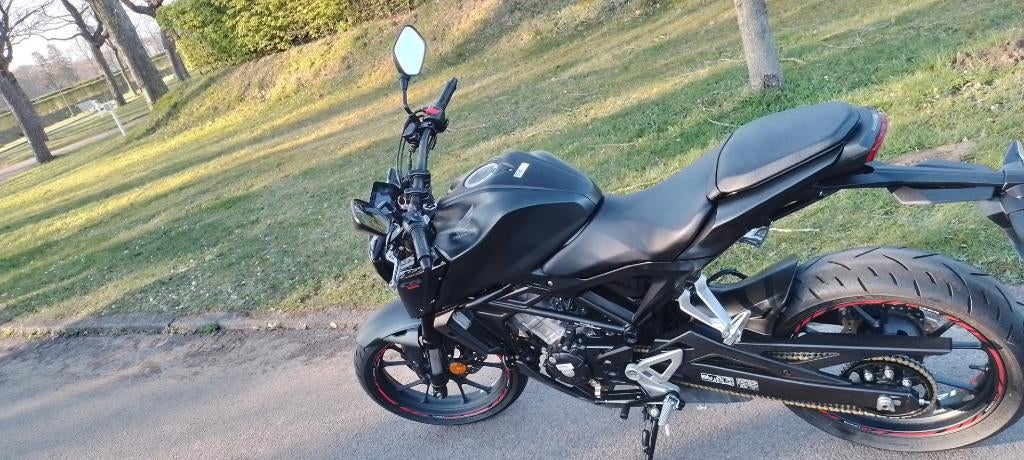 honda cb 125 r, Motos, Motos | Honda, Particulier, Naked bike, jusqu'à 11 kW, 1 cylindre, Permis Moto A1 minimum, ABS, Éclairage LED
