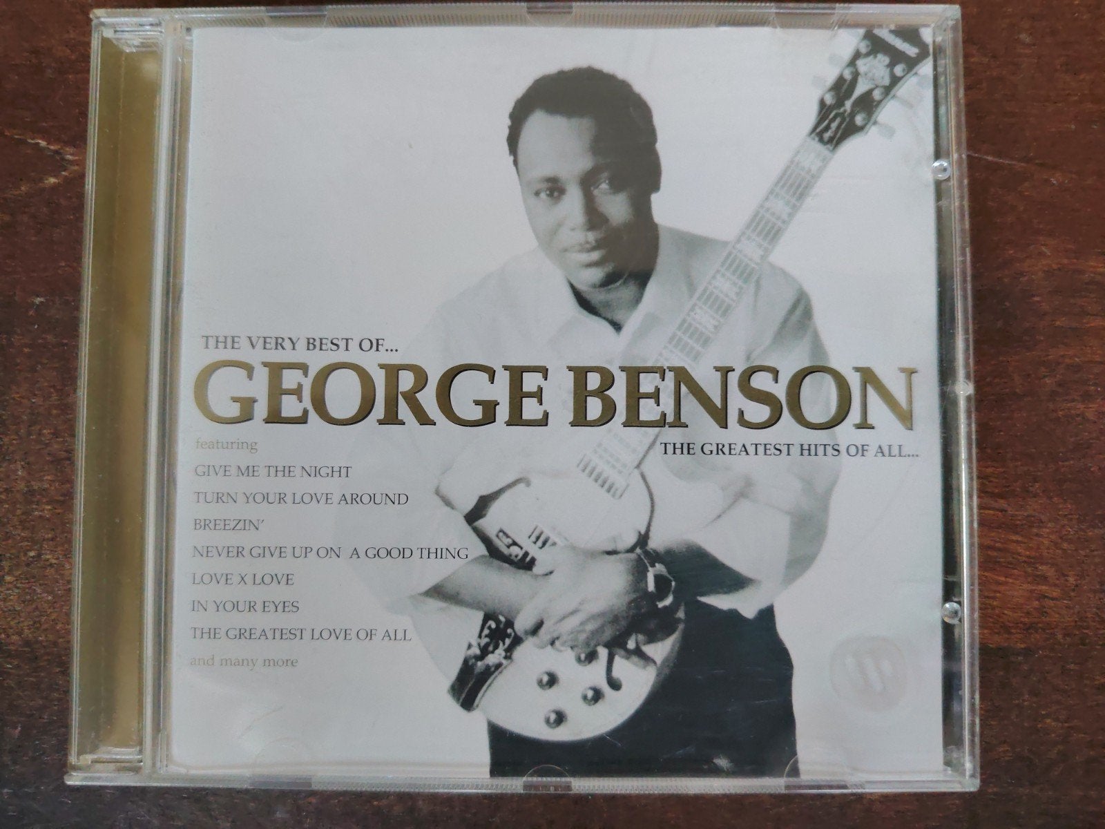 CD : GEORGE BENSON - THE VERY BEST OF GEORGE BENSON GREATEST, Ophalen of Verzenden, Zo goed als nieuw