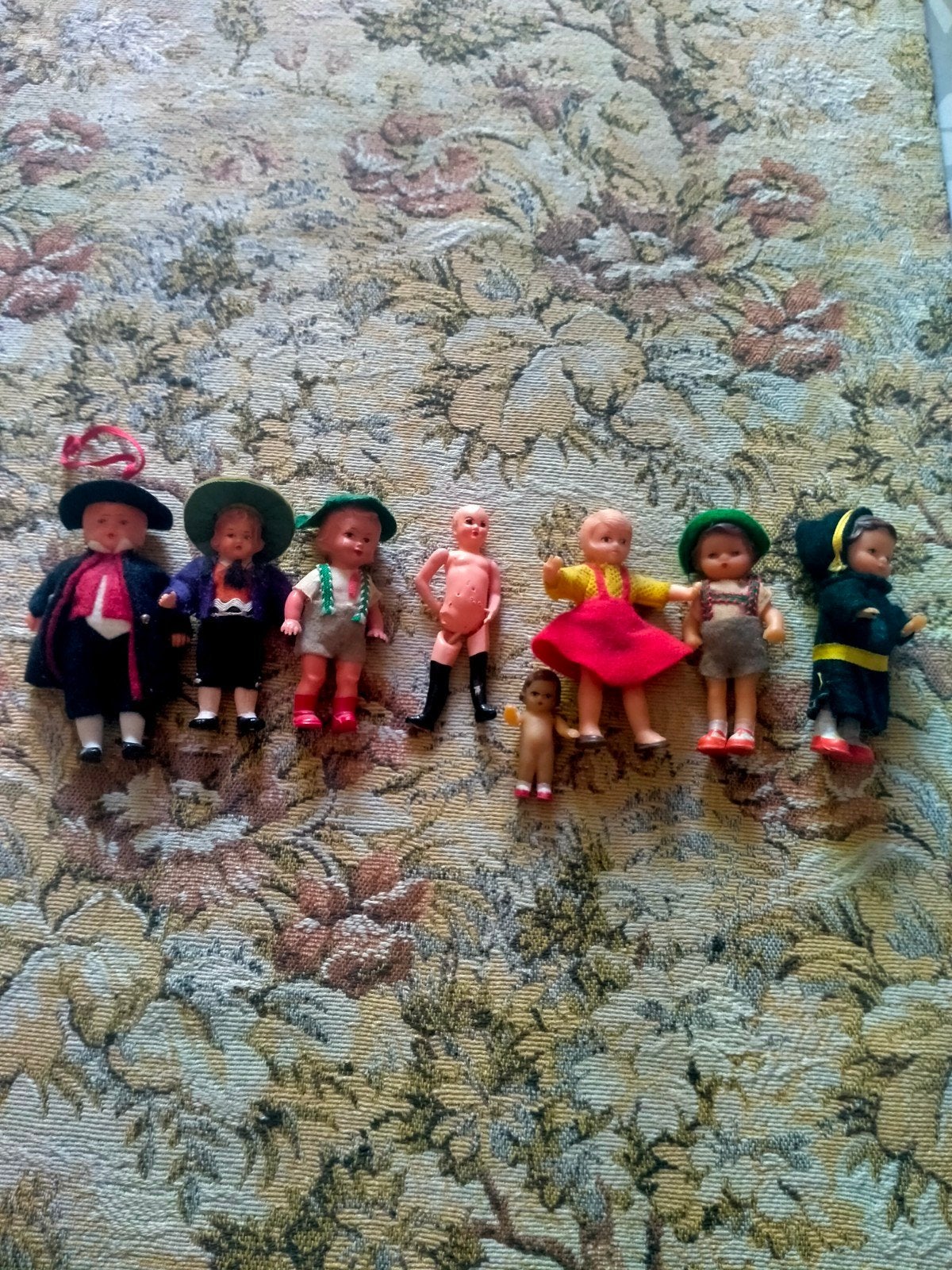 8 poppetjes, waaronder Ari, Verzamelen, Ophalen