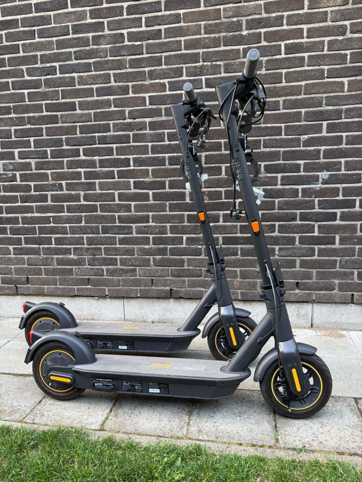 2x Ninebot max G30 E2 Nieuwstaat 65 km, Fietsen en Brommers, Steps, Ophalen, Zo goed als nieuw, Elektrische step (E-scooter)