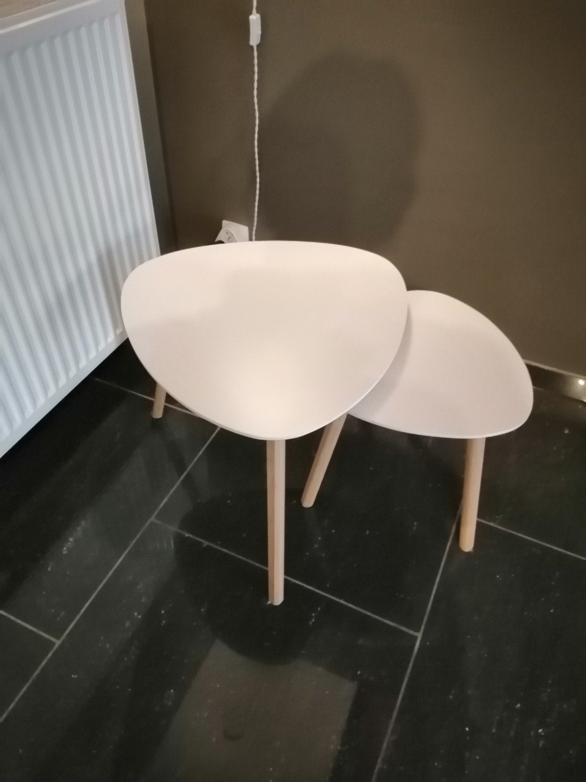 deux tables gigogne, Enlèvement