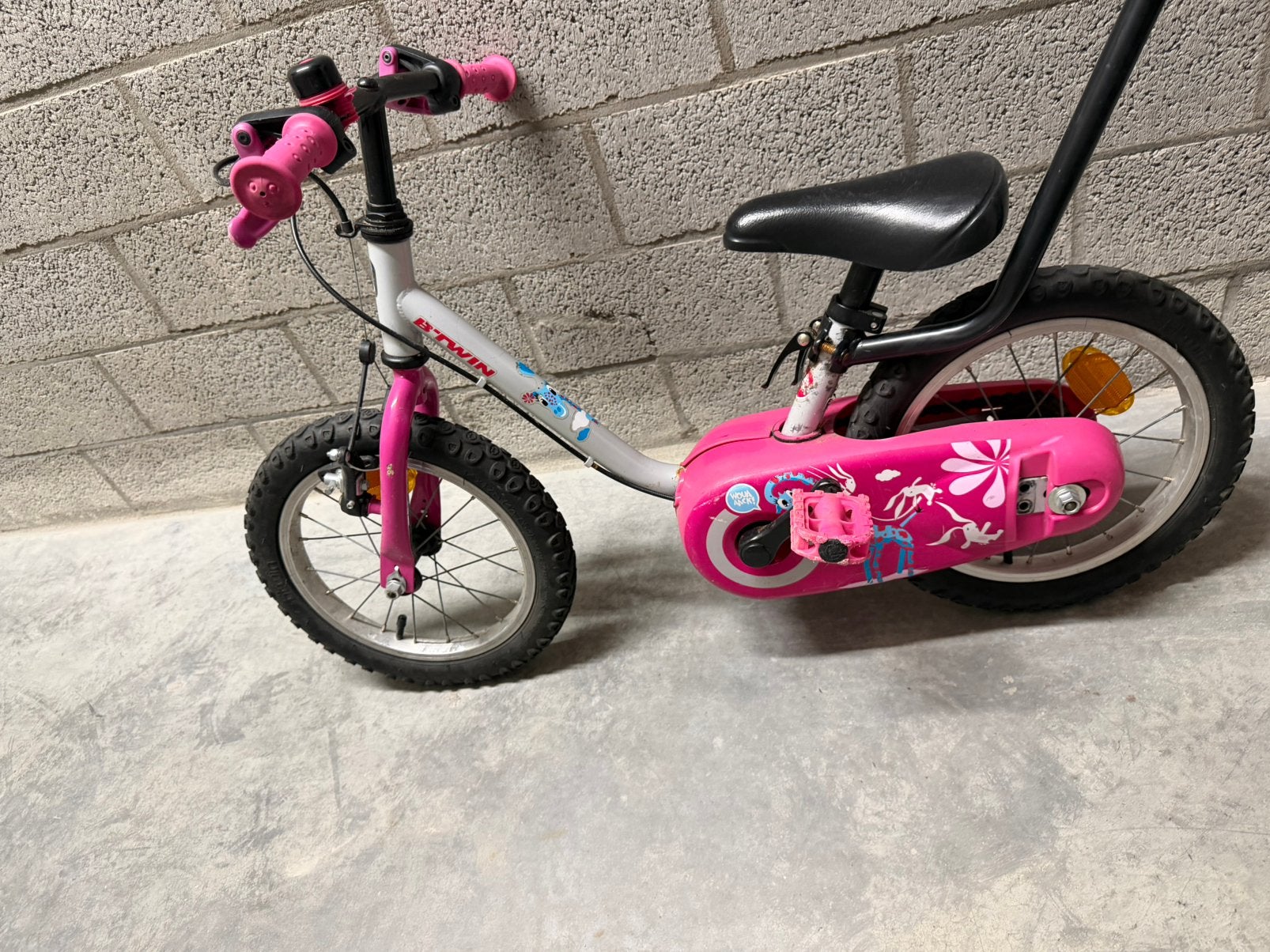 Kinderfiets B’Twin Gira 2, Fietsen en Brommers, Ophalen, Zo goed als nieuw, Zijwieltjes