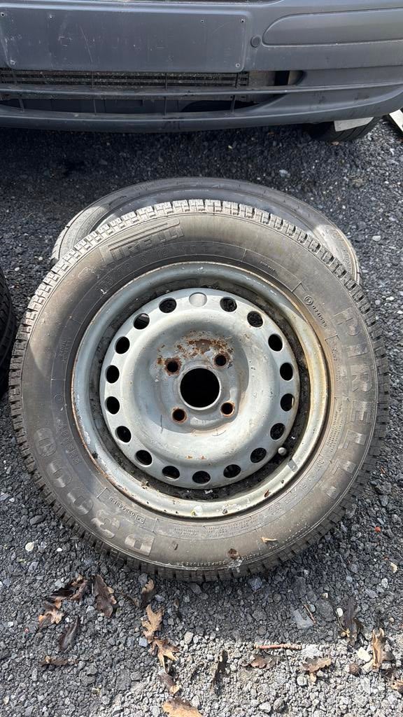 Band met velg pirelli 155/ 70 R13, Enlèvement, Comme neuf