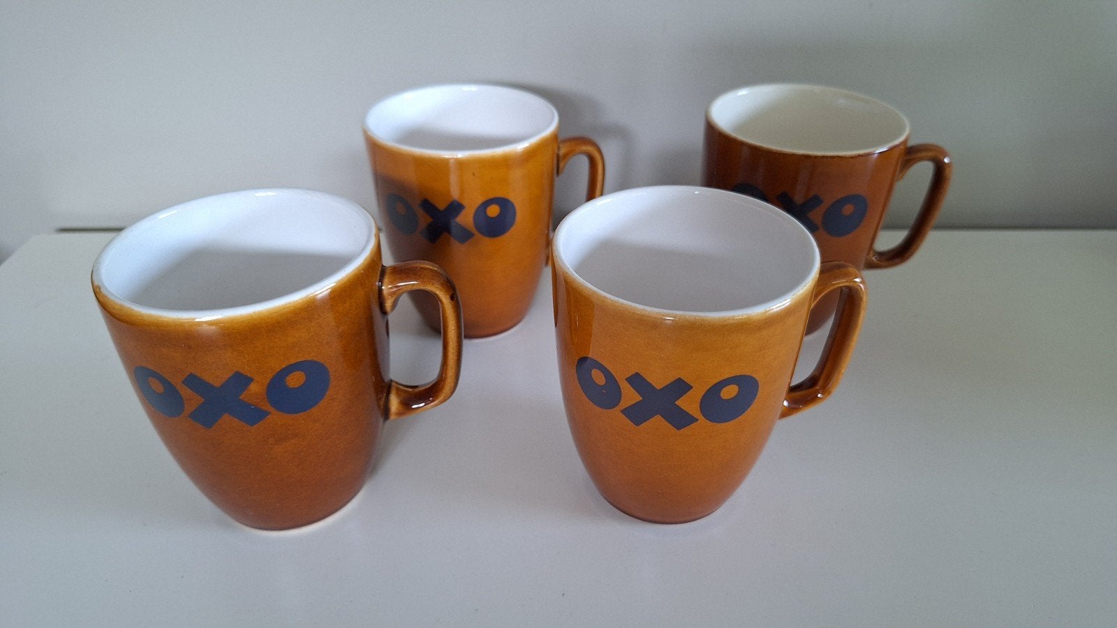 4 bruine vintage oxo tassen., Ophalen of Verzenden, Zo goed als nieuw, Kop(pen) en/of Schotel(s)