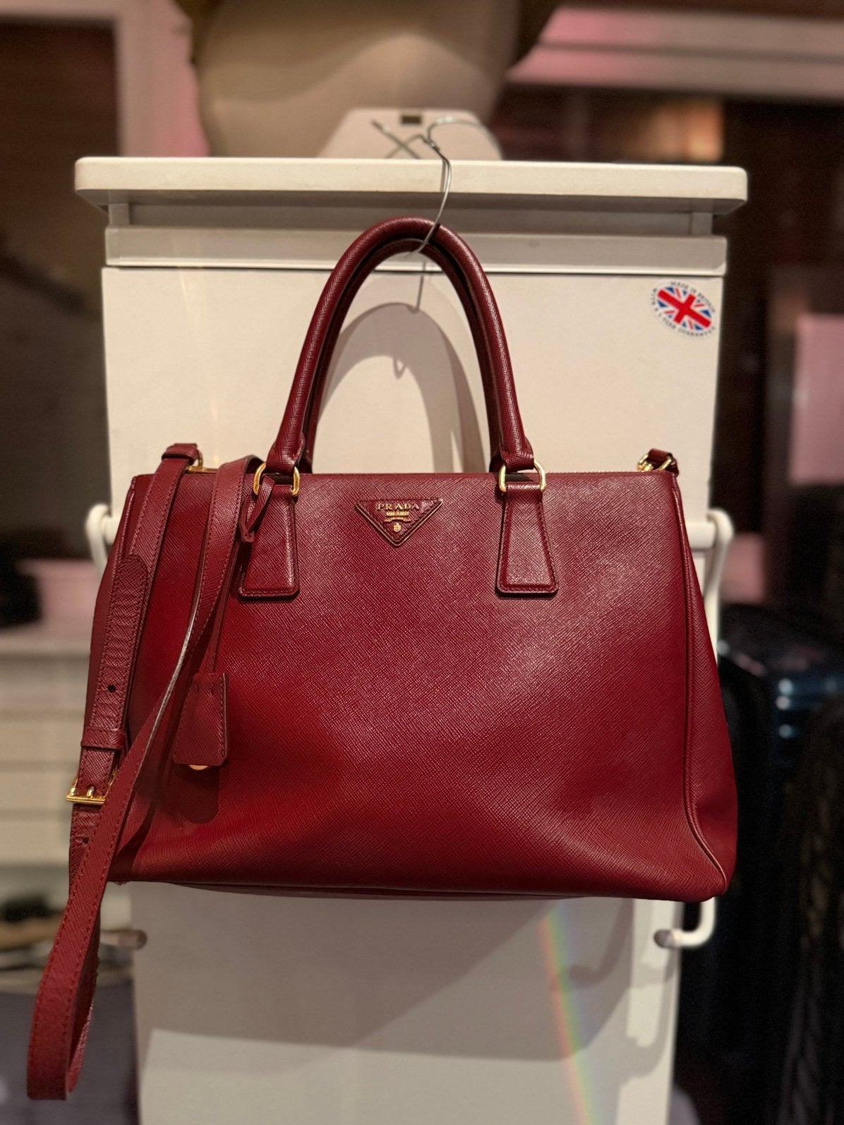 Bordeauxrode tas van Prada — met aankoopbewijs, Ophalen of Verzenden, Zo goed als nieuw, Handtas