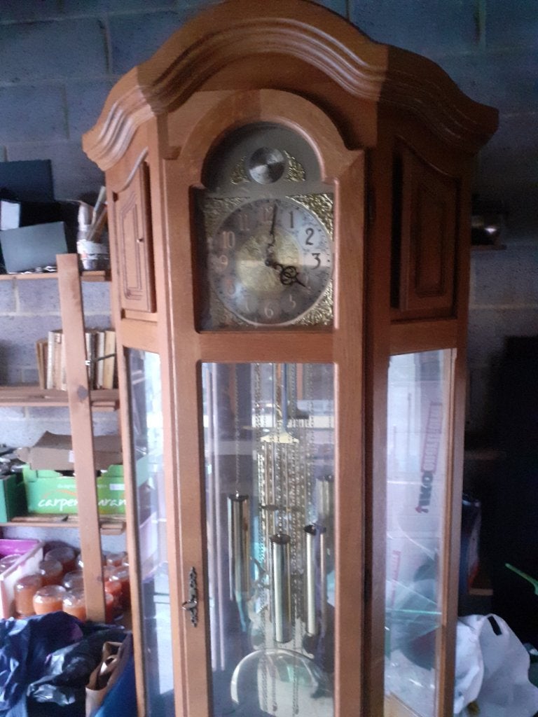 Horloge vitrine, Enlèvement