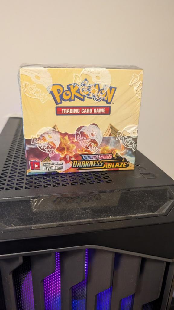 Boitier booster/présentoir Pokemon Darkness Ablaze, Hobby & Loisirs créatifs, Jeux de cartes à collectionner | Pokémon, Enlèvement ou Envoi
