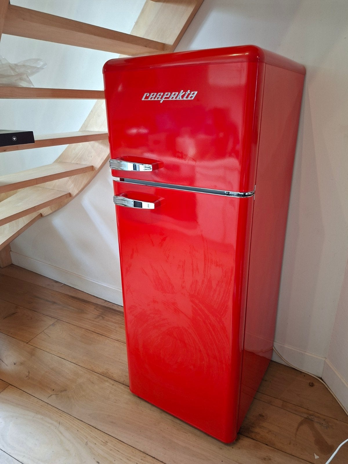 frigo congélateur rouge Cespekta, Utilisé, 45 à 60 cm, 100 à 150 litres, Avec congélateur séparé