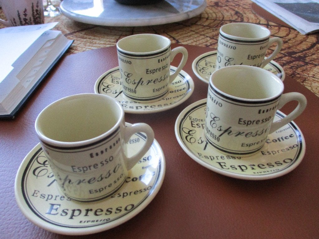 4 espresso tassen met bordjes, Ophalen of Verzenden, Zo goed als nieuw, Overige stijlen, Kop(pen) en/of Schotel(s)