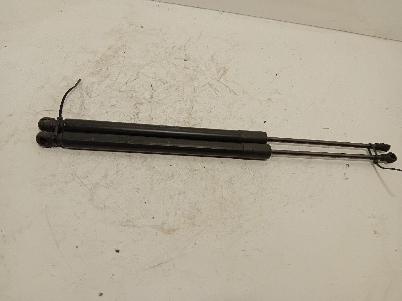 Gasdrukveerset achter Volkswagen Golf, Onderdelen@venauto.nl, Van der Ven Autorecycling B.V., Gebruikt, Ettenseweg 76, 4706 PB Roosendaal, The Netherlands