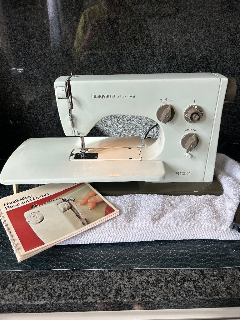 Naaimachine Husqvarna model 1030., Hobby en Vrije tijd, Naaimachines en Toebehoren, Ophalen, Zo goed als nieuw, Naaimachine, Husqvarna