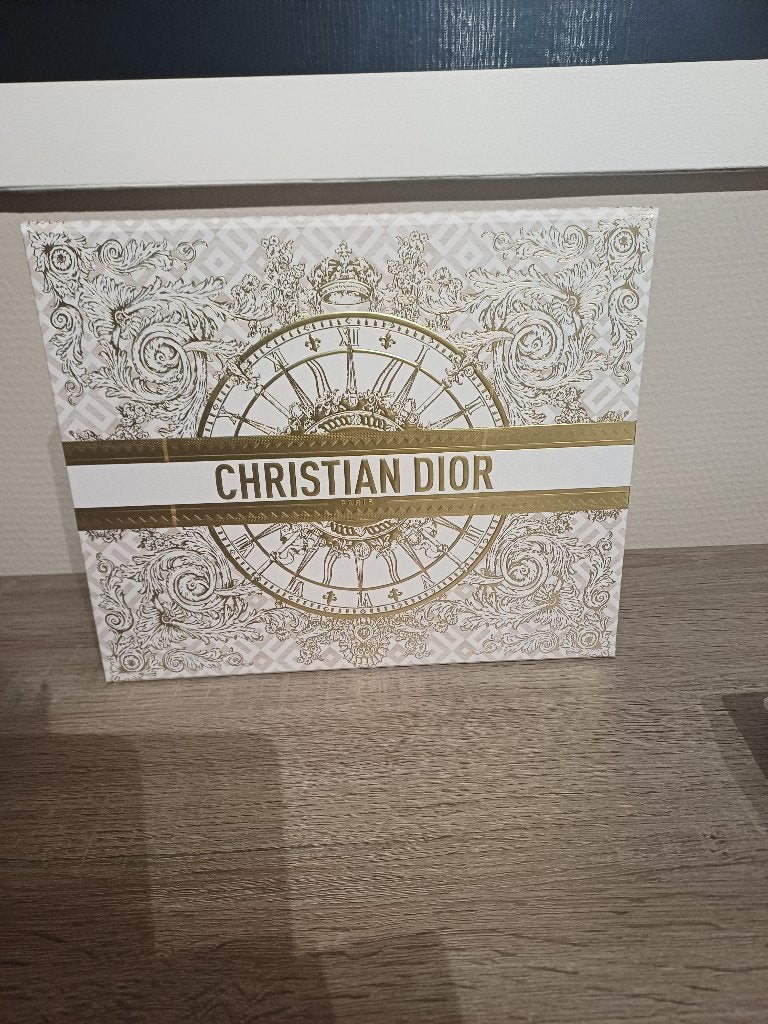 DIOR "boîte carton avec housse intérieur et coussin", Enlèvement ou Envoi, Neuf