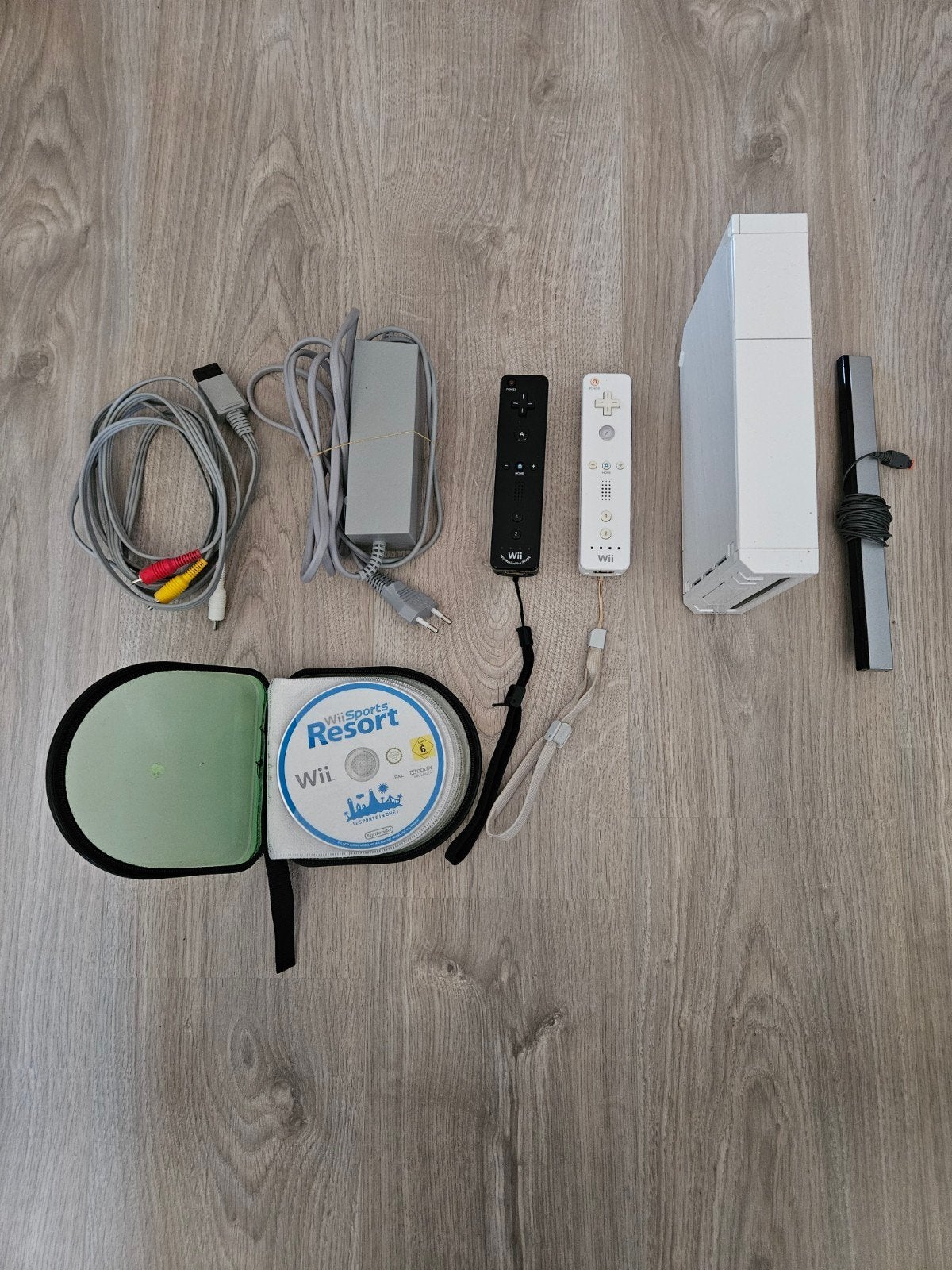 Nintendo Wii met 2 controllers en 9 spelletjes, Games en Spelcomputers, Ophalen of Verzenden, Zo goed als nieuw, Met 2 controllers