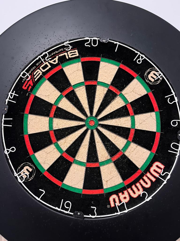 Winmau blade 5 + set pijlen, Sport en Fitness, Darts, Ophalen, Zo goed als nieuw, Pijlen