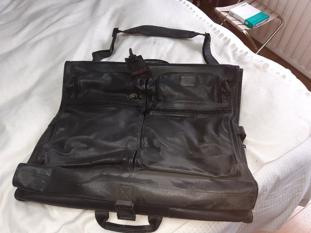 Tumi porte vêtement full vrai cuir pliable pour voyage, Enlèvement, Neuf, Noir