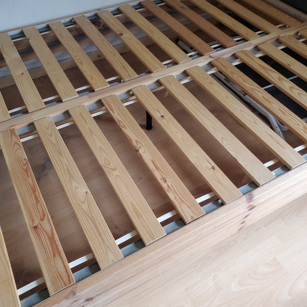 Bed ESPEVAR volledig in hout, Maison & Meubles, Chambre à coucher | Lits, Beige, 140 cm, Enlèvement, Utilisé