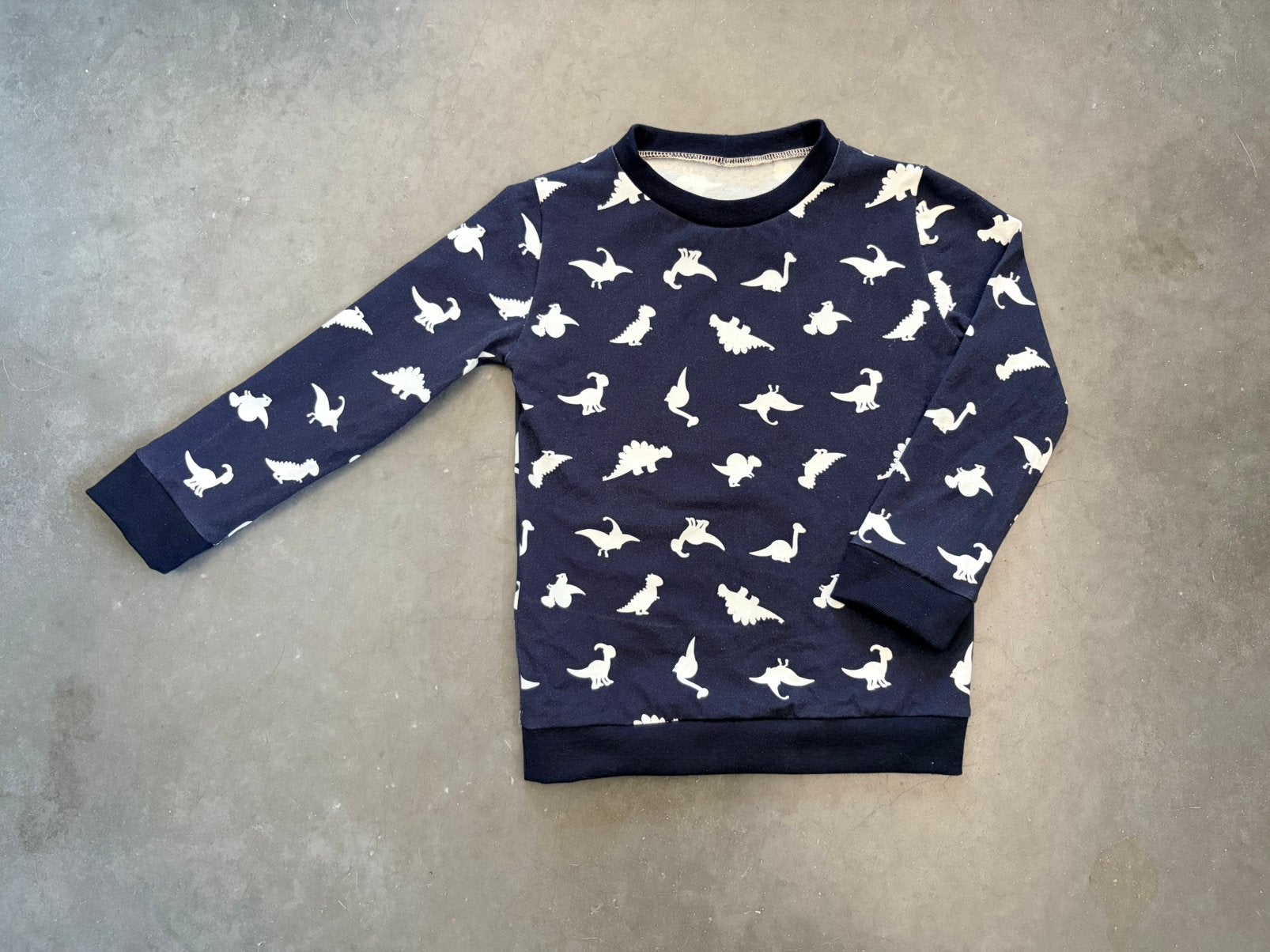 Handgemaakte longsleeve maat 104 dino, Enfants & Bébés, Vêtements enfant | Taille 104, Enlèvement ou Envoi, Comme neuf, Chemise ou À manches longues