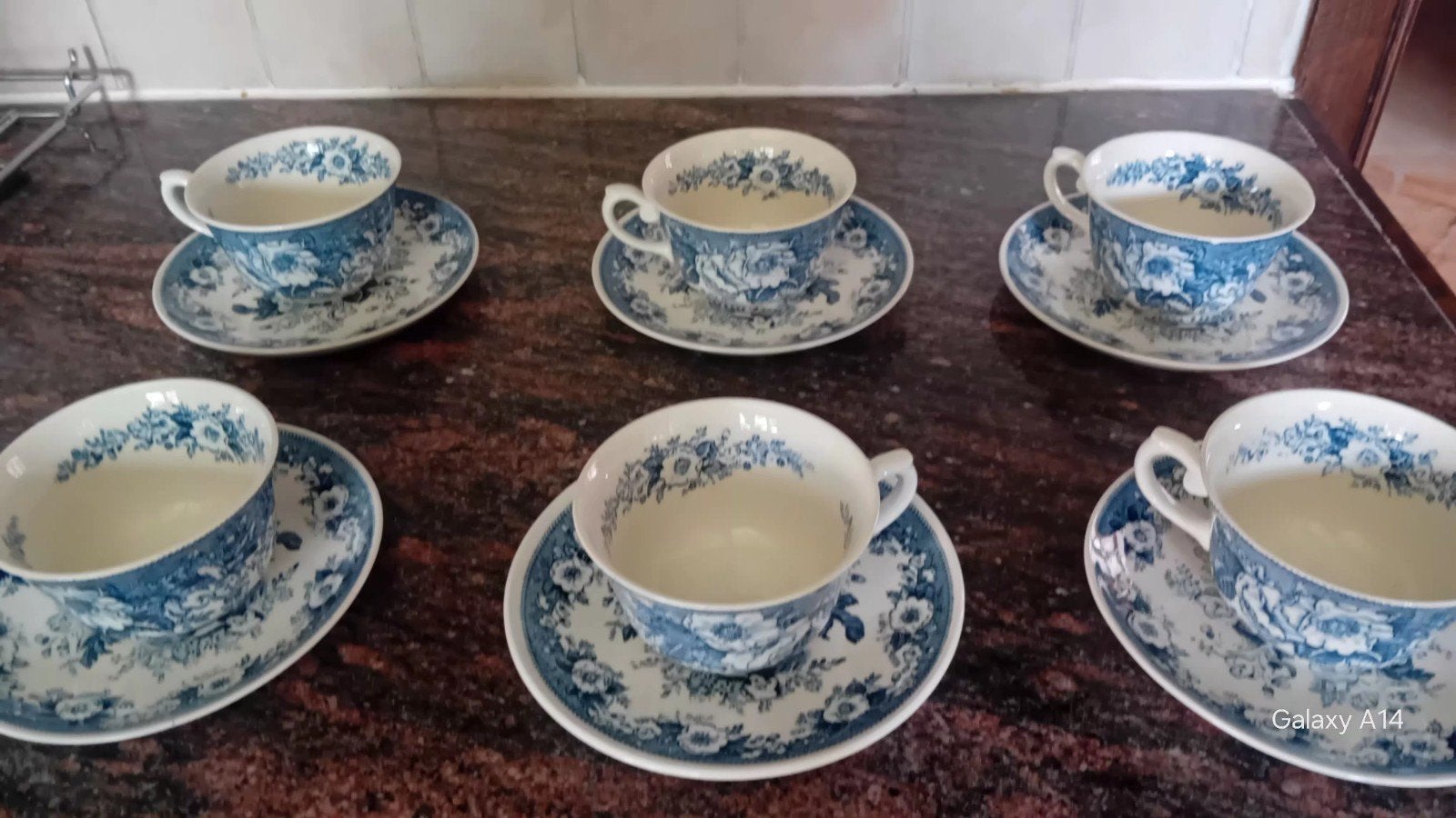 Service de 6 tasses et soucoupes vintage en porcelaine bleu, Antiquités & Art, Enlèvement