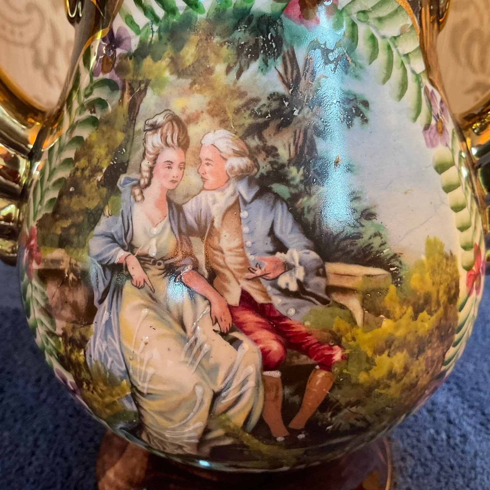 Romantische vaas met goud versierd, Verzenden, Zo goed als nieuw, Overige kleuren, Aardewerk of Porselein