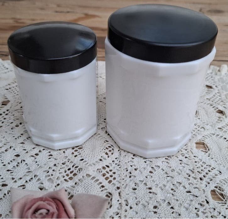 2 Vintage Franse wit opaline zalfpotten met zwarte deksel, Antiek en Kunst, Ophalen of Verzenden