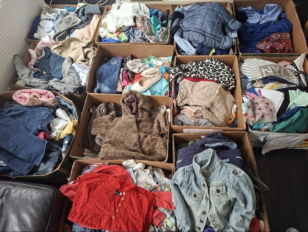 12 boîtes de vêtements pour enfants, garçons et filles, Enfants & Bébés, Enlèvement, Comme neuf