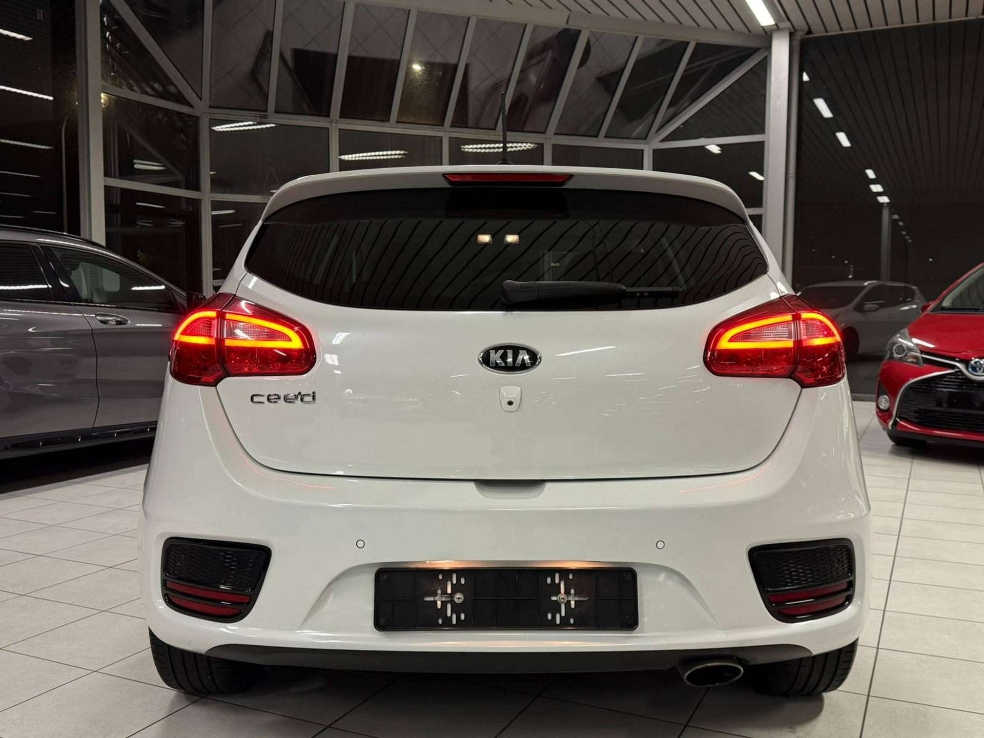 Kia Cee D 1.6i Essence Automatique 99kW Euro 6b, Auto's, Gebruikt, 5 deurs, Parkeerassistent, 136 g/km