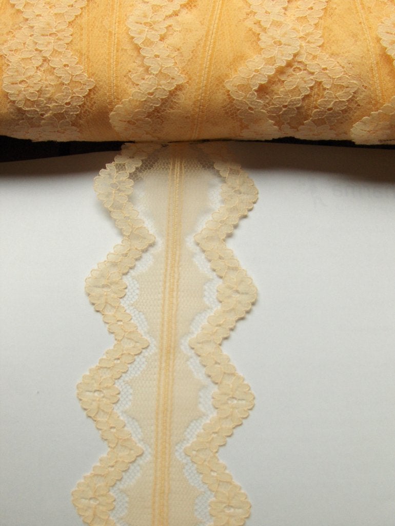 Dentelle nylon jaune . 102 m + 105 m x 6 cm.  207 m pour 15€, Enlèvement ou Envoi, Neuf, Dentelle