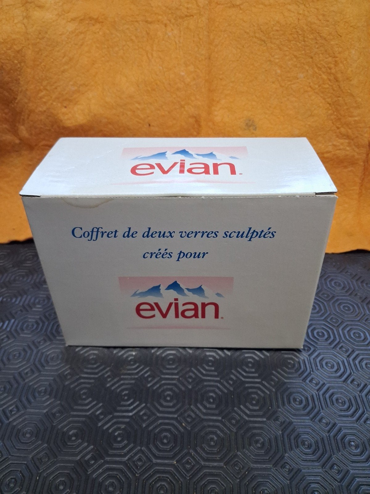 12 Evian-glazen, Verzamelen