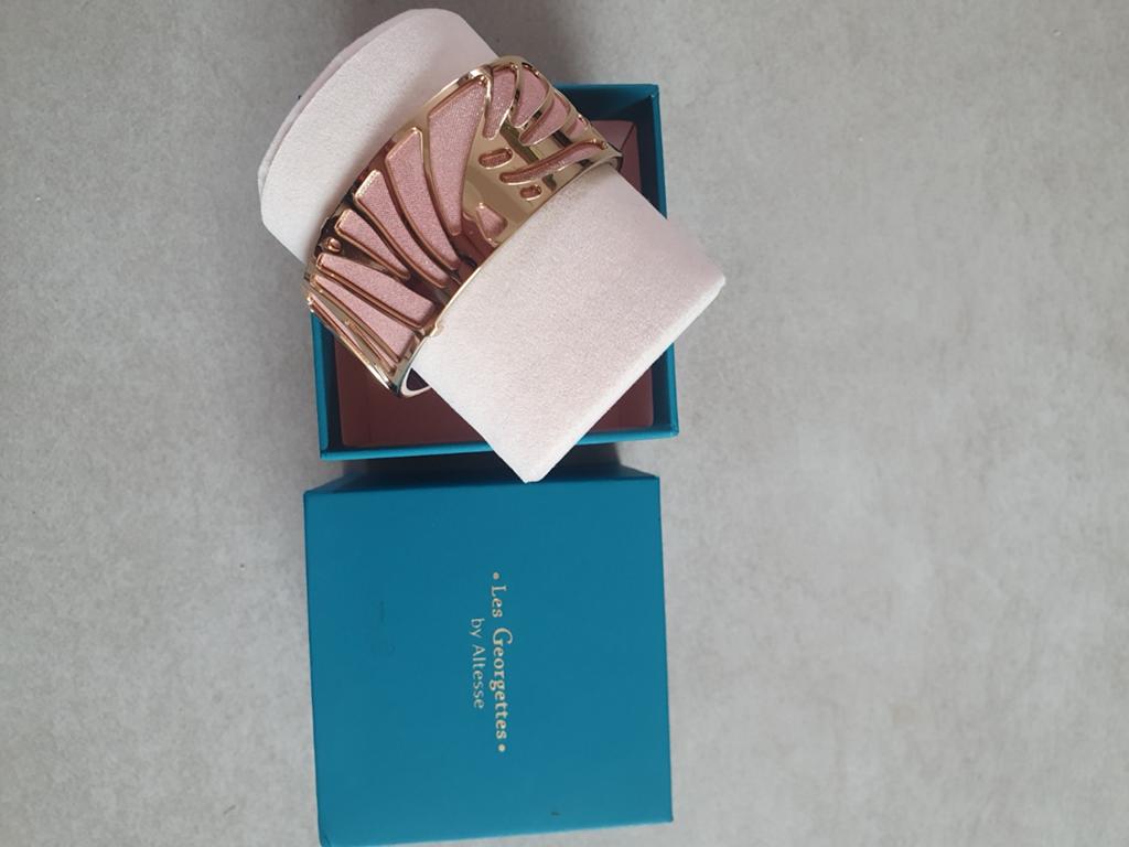 Armband Les Georgettes, Ophalen