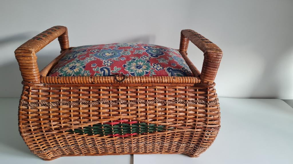 rotan naaikist, opbergmand met gebloemd kussen, Ophalen of Verzenden