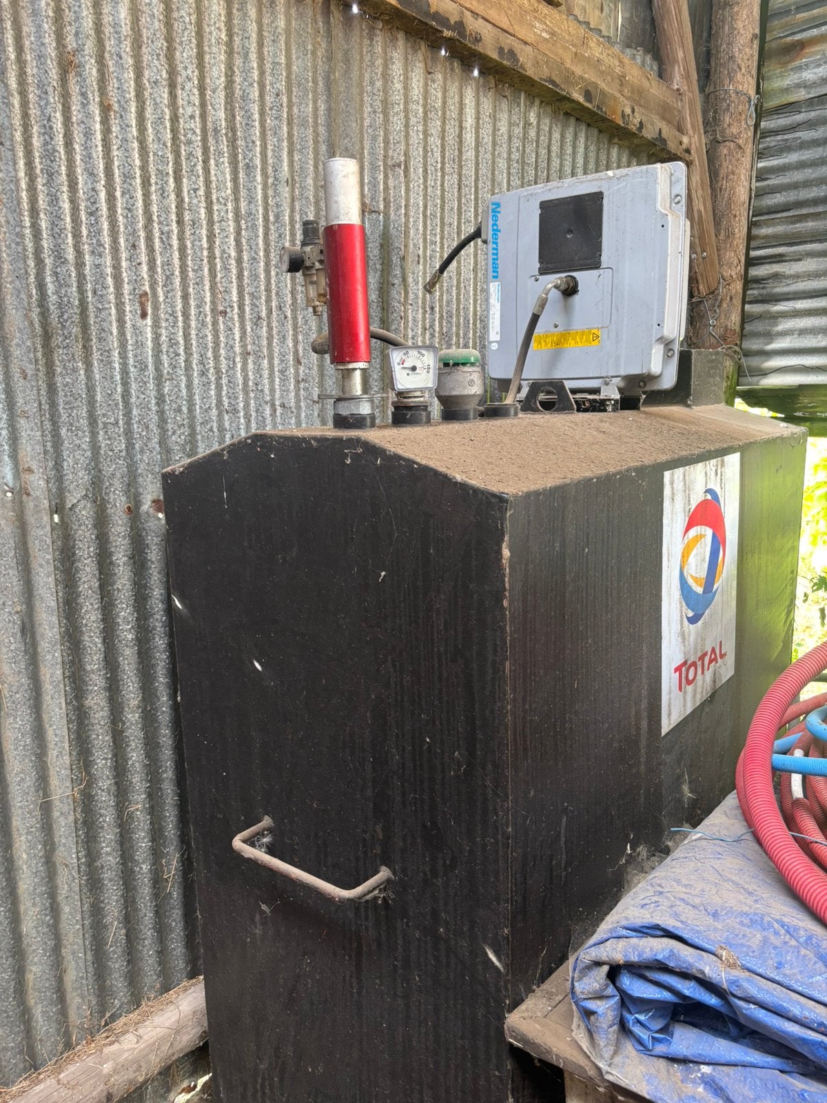 Olietank met pomp en gaspel, Ophalen