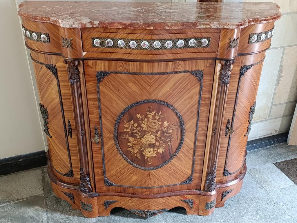 Caisse en bois ancienne et joliment décorée avec dessus en m, Enlèvement