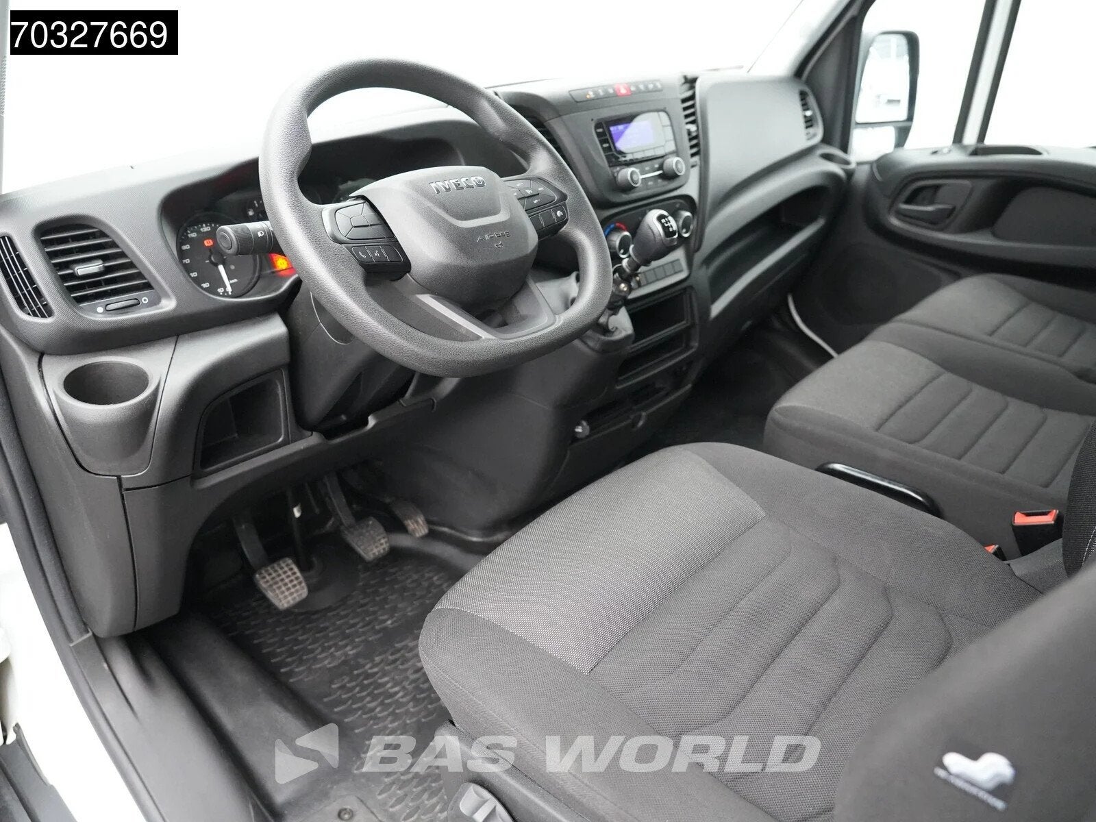Iveco Daily 35C16 3.0L Laadklep Dubbellucht Bakwagen 160PK M, Auto's, Stof, Gebruikt, Euro 6, 4 cilinders